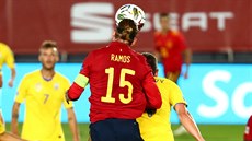 panlský stoper Sergio Ramos stílí hlavou svj druhý gól v utkání Ligy národ...
