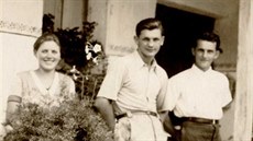 Josef Jakš (vpravo) s bratrem Vildou a sestrou Marií na jedné z posledních...