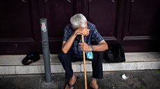 ebrák sedící na kraji athénské ulice (3. záí 2020)