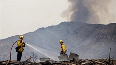 Hasiči likvidují požár zbytků domu v kalifornské Yucaipě. Ten se stal, stejně...