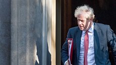 Britský premiér Boris Johnson opoutí své sídlo na Downing Street 10 v centru...