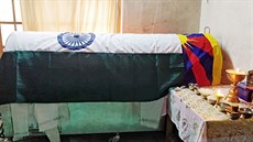 Tibetskou vlajkou pokrytá rakev s tlem Tenzina Nyimy, lena zvlátní indické...