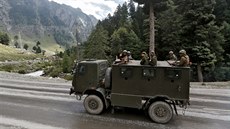Pohyby indické armády v hornaté oblasti Ladákh v Himálaji. Ve sporné oblasti...