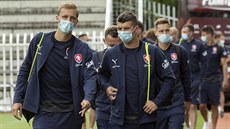 Tomáš Souček a Ondřej Kúdela přicházejí se spoluhráči na trénink fotbalové...