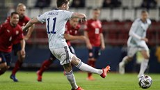 Skotský fotbalista Ryan Christie promuje pokutový kop v utkání Ligy národ s...