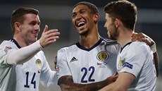 Radost skotských fotbalist v zápase s eskem. Zleva John Fleck, Liam Palmer a...