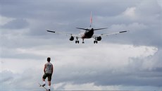 Na letit v australské obci Bilinga pilétá letadlo spolenosti Jetstar. (7....