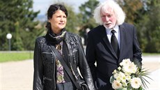 Mezi smute�ními hosty na poh�bu divadelní re�isérky Evy Tálské byli také rektor...