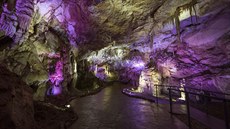 Prométheova jeskyn je tahák na turisty, tit se mete na barevn nasvícené...