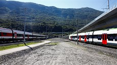 Vlaky stojící ped vjezdem do tunelu bhem slavnostního otevení stavby (4....