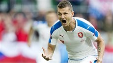 Tomá Necid slaví gól na Euru 2016 proti Chorvatsku.