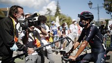 Egan Bernal odpovídá na dotazy noviná ped startem 5. etapy Tour de France.