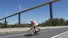 Benoit Cosnefroy v puntíkatém dresu bhem 7. etapy Tour de France.