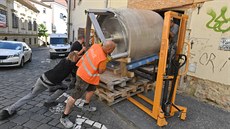 Na konci srpna dovezli do Pivovarského domu Poup� pot�ebná za�ízení na výrobu...