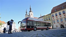 Nový parciální trolejbus v Jihlav. Tyto vozy jsou schopné ujet nkolik kilometr bez trolejí jen na baterii. Podle idi vak mají problémy.