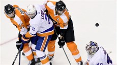 Jakub Voráek a Sean Couturier z Philadelphia Flyers se snaí teovat puk ped...
