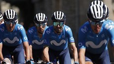 Alejandro Valverde obklopený leny týmu Movistar v esté etap Tour de France.