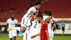 Němečtí fotbalisté se radují z gólu proti Španělsku v utkání Ligy národů.