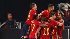 Fotbalisté �pan�lska se radují z gólu v nastavení v utkání Ligy národ�.