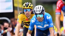 Tom Dumoulin v cíli osmé etapy Tour de France. Před ním Alejandro Valverde.
