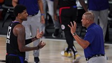 Trenér Los Angeles Clippers Doc Rivers a Paul George diskutují.