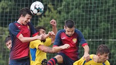 Momentka z utkání SK Hostovice (v rudém) - TJ Va�ov. H�i�t� v Hostovicích pat�í...