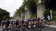 Jezdci týmu Ineos vedou peloton v deváté etap Tour de France.