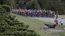 Peloton pozdravovaný diváky u trati v deváté etap Tour de France.