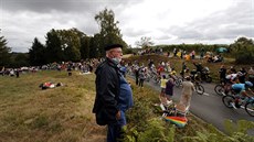 Peloton pozdravovaný diváky u trati v deváté etap Tour de France.