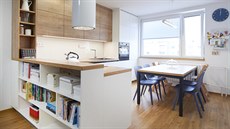 Kuchy�ská linka je z bílého laminátu, horní sk�í�ky pak v dekoru dubu.