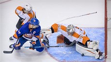 Anders Lee z New York Islanders bránný Travisem Sanheim z Philadelphie se...