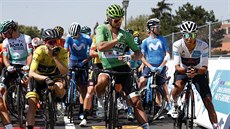 Britský cyklista Adam Yates (ve lutém), Slovák Peter Sagan (v zeleném) a...