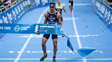 Francouzský triatlonista Vincent Luis probíhá vítězně cílem.