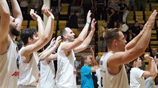 Díntí basketbalisté se radují z výhry nad Pardubicemi.