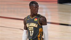 Dennis Schröder z Oklahoma City Thunder se rozhlíí po hiti.