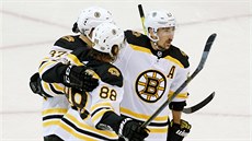 Patrice Bergeron, David Pastrák a Brad Marchand (zleva) se radují z...