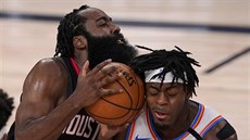 James Harden (vlevo) z Houstonu se tlaí do Luguentze Dorta z Oklahoma City.