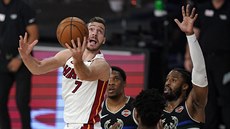 Goran Dragi (7) z Miami zakonuje na ko Milwaukee kolem Wesleyho Matthewse.