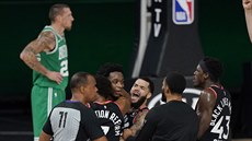 Basketbalisté Toronto Raptors slaví vítznou trefu O. G. Anunobyho, v pozadí...