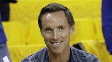 Steve Nash zdraví fanouky bhem finále NBA 2017, tehdy byl konzultantem ve...