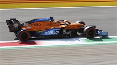 Carlos Sainz z McLarenu na okruhu v italské Monze