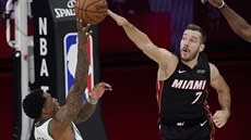 Eric Bledsoe (vlevo) z Milwaukee zablokovaný Goranem Dragiem z Miami.