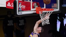 Alex Caruso z LA Lakers dostává mí do houstonského koe.