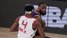 LeBron James (vpravo) z LA Lakers se tlaí do Danuela House Jr. z Houstonu.