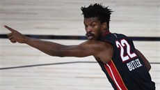 Jimmy Butler z Miami ídí spoluhráe.