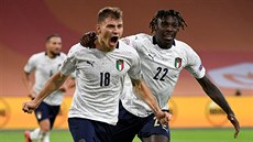 Nicoló Barella (vlevo) a Moise Kean slaví italský gól v zápase s Nizozemskem.