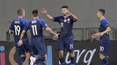 Slovenští fotbalisté se radují z trefy Michala Ďuriše.