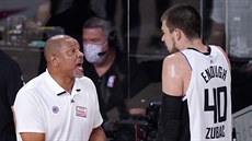Doc Rivers (vlevo), trenér Los Angeles Clippers, má spor s pivotem Ivicou...