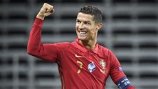 Cristiano Ronaldo z Portugalska slaví svůj stý reprezentační gól, dosáhl ho...