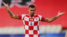 Chorvatský fotbalista Dejan Lovren se podivuje soupeovu pádu